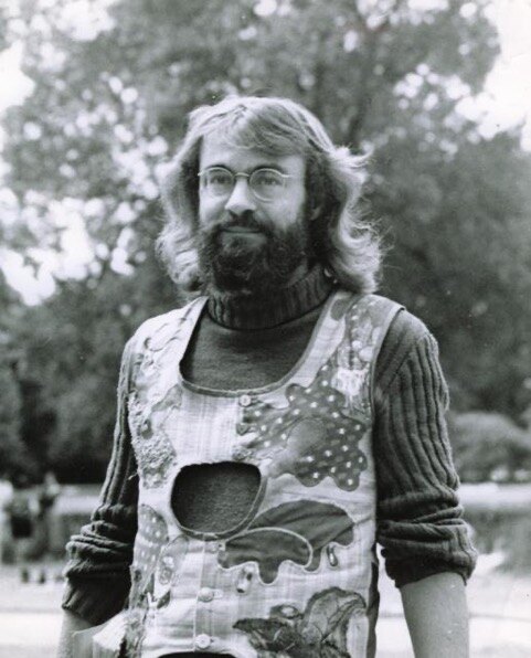 Roel van Duijn in het Vondelpark in 1967, met baard en bril, in een geborduurd vest over een coltrui