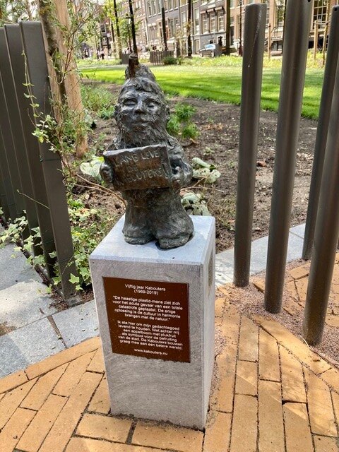 Bronzen kabouterbeeldje met een bordje Lang leve de Kabouters, op een sokkel met een gedenkplaat