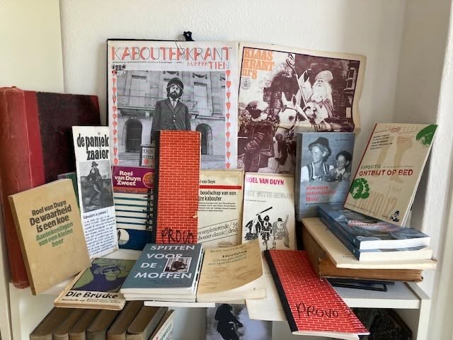 Een boekenkast met oude Provo- en Kabouterboeken en tijdschriften