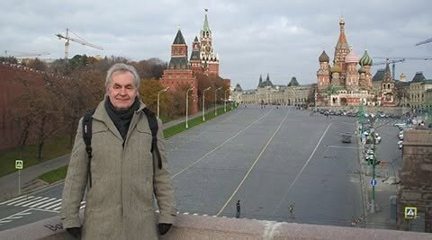 Roel van Duijn op het Rode Plein, met het Kremlin en de Basiliuskathedraal op de achtergrond